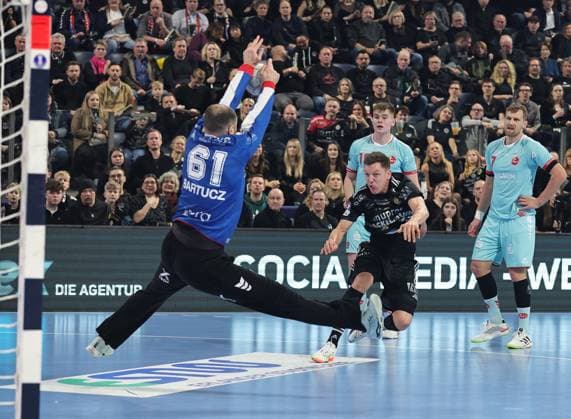 20.12.2025 - Handball - 1. Bundesliga DAIKIN HBL - Saison 2025 2026 - 18. Spieltag: HC Erlangen Metropolregion Nürnberg HCE - MT Melsungen - DaMa - xdaxmax - Laszlo Bartucz (61, MT Melsungen ) Christoph Steinert ( 44, HC Erlangen HCE )