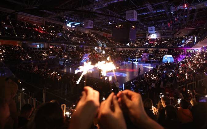 20.12.2025 - Handball - 1. Bundesliga DAIKIN HBL - Saison 2025 2026 - 18. Spieltag: HC Erlangen Metropolregion Nürnberg HCE - MT Melsungen - DaMa - xdaxmax - Symbolbild Symbolfoto Feature Impression - Choreografie vor Spielbeginn mit Wunderkerzen