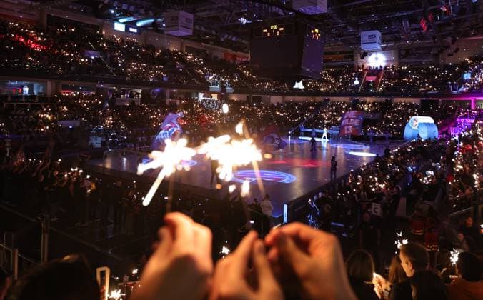 20.12.2025 - Handball - 1. Bundesliga DAIKIN HBL - Saison 2025 2026 - 18. Spieltag: HC Erlangen Metropolregion Nürnberg HCE - MT Melsungen - DaMa - xdaxmax - Symbolbild Symbolfoto Feature Impression - Choreografie vor Spielbeginn mit Wunderkerzen