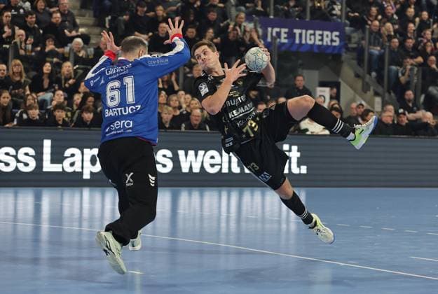 20.12.2025 - Handball - 1. Bundesliga DAIKIN HBL - Saison 2025 2026 - 18. Spieltag: HC Erlangen Metropolregion Nürnberg HCE - MT Melsungen - DaMa - xdaxmax - Laszlo Bartucz (61, MT Melsungen ) Viggo Kristjansson (73, HC Erlangen HCE )