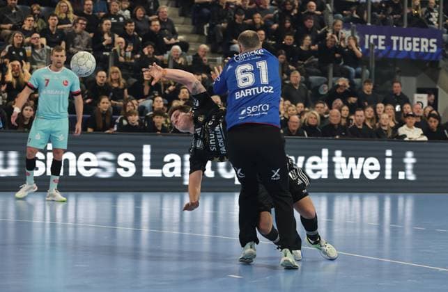 20.12.2025 - Handball - 1. Bundesliga DAIKIN HBL - Saison 2025 2026 - 18. Spieltag: HC Erlangen Metropolregion Nürnberg HCE - MT Melsungen - DaMa - xdaxmax - Laszlo Bartucz (61, MT Melsungen ) Viggo Kristjansson (73, HC Erlangen HCE )