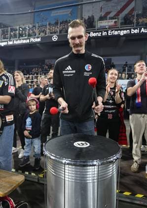 20.12.2025 - Handball - 1. Bundesliga DAIKIN HBL - Saison 2025 2026 - 18. Spieltag: HC Erlangen Metropolregion Nürnberg HCE - MT Melsungen - DaMa - xdaxmax - Antonio Metzner (27, HC Erlangen HCE ) an Trommel trommelt feuert Mannschaft Team an