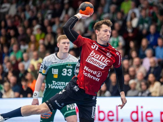 Emil Manfeldt Jakobsen (SG Flensburg-Handewitt, 31) beim Siebenmeter, Frisch Auf Goeppingen vs. SG Flensburg-Handewitt, Handball, 1. Bundesliga, Herren, Spielzeit 2025 2026, 20.12.2025, Frisch Auf Goeppingen vs. SG Flensburg-Handewitt, Handball, 1. Bundesliga, Herren, Spielzeit 2025 2026, 20.12.2025 Goeppingen Copyright: xEibner-Pressefoto MichaelxSchmidx EP_MST