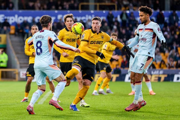 Wolverhampton Wanderers v Brentford - Premier League Wolverhampton Wanderers number 2, Matt Doherty, battles to get to the ball during the Premier League match between Wolverhampton Wanderers and Brentford at Molineux in Wolverhampton, England, on December 20, 2025. Wolverhampton West Midlands United Kingdom  Copyright: xMIxNewsx originalFilename:fletcher-wolverha251220_nptBM.jpg