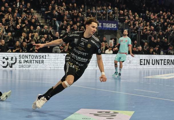 20.12.2025 - Handball - 1. Bundesliga DAIKIN HBL - Saison 2025 2026 - 18. Spieltag: HC Erlangen Metropolregion Nürnberg HCE - MT Melsungen - DaMa - xdaxmax - Jubel Freude - Tim Gömmel Goemmel (95, HC Erlangen HCE ) jubelt freut sich Freude ballt Faust Fäuste