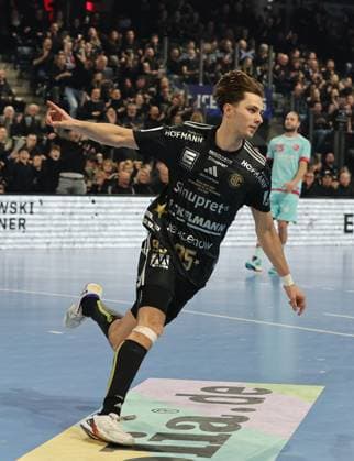 20.12.2025 - Handball - 1. Bundesliga DAIKIN HBL - Saison 2025 2026 - 18. Spieltag: HC Erlangen Metropolregion Nürnberg HCE - MT Melsungen - DaMa - xdaxmax - Jubel Freude - Tim Gömmel Goemmel (95, HC Erlangen HCE ) jubelt freut sich Freude ballt Faust Fäuste