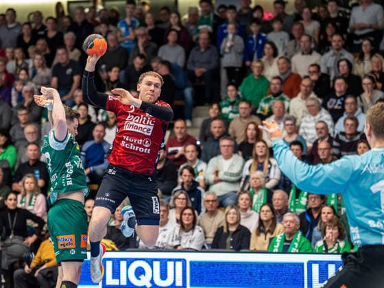 Simon Pytlick (SG Flensburg-Handewitt, 02) setzt sich gegen David Schmidt (Frisch Auf Goeppingen, 77) durch, Frisch Auf Goeppingen vs. SG Flensburg-Handewitt, Handball, 1. Bundesliga, Herren, Spielzeit 2025 2026, 20.12.2025, Frisch Auf Goeppingen vs. SG Flensburg-Handewitt, Handball, 1. Bundesliga, Herren, Spielzeit 2025 2026, 20.12.2025 Goeppingen Copyright: xEibner-Pressefoto MichaelxSchmidx EP_MST