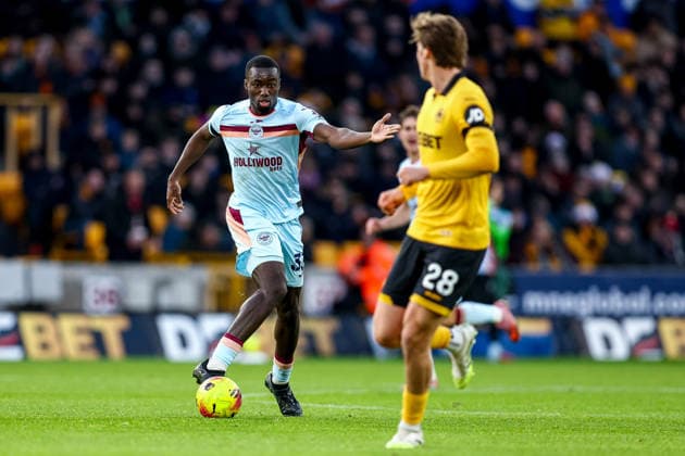 Wolverhampton Wanderers v Brentford - Premier League Brentford FC 33 Michael Kayode is in attacking action with the ball during the Premier League match between Wolverhampton Wanderers and Brentford at Molineux in Wolverhampton, England, on December 20, 2025. Wolverhampton West Midlands United Kingdom  Copyright: xMIxNewsx originalFilename:fletcher-wolverha251220_np3oH.jpg