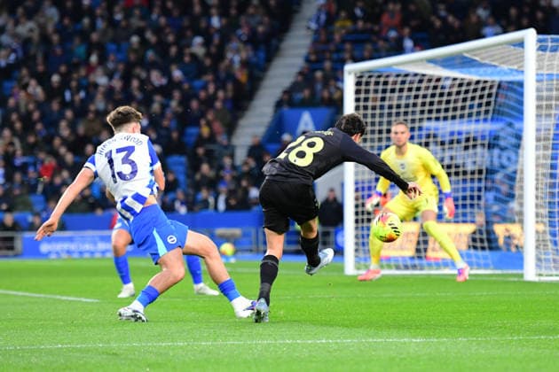 Brighton and Hove Albion v Sunderland, Premier League Enzo Le Fee Midfielder of Sunderland has a strike on goal during the Premier League match between Brighton and Hove Albion and Sunderland at the American Express Stadium, Brighton and Hove, England on 20 December 2025. Brighton and Hove American Express Stadium East Sussex UK Editorial use only DataCo restrictions apply See www.football-dataco.com , Copyright: xJeffxMoodx PSI-23454-0027
