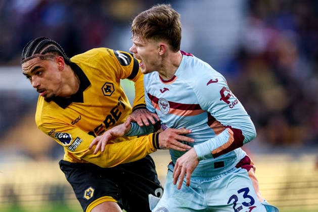 Wolverhampton Wanderers v Brentford - Premier League Brentford FC 23 Keane Lewis-Potter battles for possession with Wolverhampton Wanderers 26 Ki-Jana Hoever during the Premier League match between Wolverhampton Wanderers and Brentford at Molineux in Wolverhampton, England, on December 20, 2025. Wolverhampton West Midlands United Kingdom  Copyright: xMIxNewsx originalFilename:fletcher-wolverha251220_nppuN.jpg