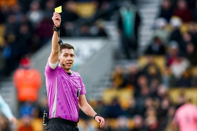 Wolverhampton Wanderers v Brentford - Premier League Referee Matthew Donohue shows the yellow card during the Premier League match between Wolverhampton Wanderers and Brentford at Molineux in Wolverhampton, England, on December 20, 2025. Wolverhampton West Midlands United Kingdom  Copyright: xMIxNewsx originalFilename:fletcher-wolverha251220_np2DX.jpg