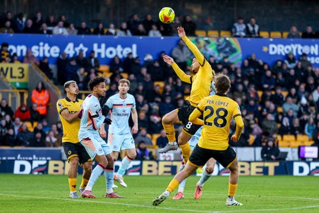 Wolverhampton Wanderers v Brentford - Premier League Joao Gomes of Wolverhampton Wanderers battles to head the ball during the Premier League match between Wolverhampton Wanderers and Brentford at Molineux in Wolverhampton, England, on December 20, 2025. Wolverhampton West Midlands United Kingdom  Copyright: xMIxNewsx originalFilename:fletcher-wolverha251220_npa5W.jpg