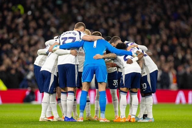 Football - FA Premier League - Tottenham Hotspur FC v Liverpool FC LONDON, ENGLAND - Saturday, December 20, 2025: Tottenham Hotspur s players form a pre-match huddle before the FA Premier League match between Tottenham Hotspur FC and Liverpool FC at the Tottenham Hotspur Stadium. (Photo by David Rawcliffe Propaganda) LONDON Tottenham Hotspur Stadium GREATER LONDON ENGLAND  Copyright: xDavidxRawcliffex P2025-12-20-Tottenham_Liverpool-29