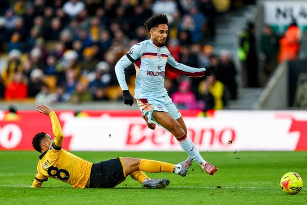 Wolverhampton Wanderers v Brentford - Premier League Joao Gomes of Wolverhampton Wanderers, number 8, slides in to tackle Kevin Schade of Brentford FC, number 7, during the Premier League match between Wolverhampton Wanderers and Brentford at Molineux in Wolverhampton, England, on December 20, 2025. Wolverhampton West Midlands United Kingdom  Copyright: xMIxNewsx originalFilename:fletcher-wolverha251220_npjQk.jpg