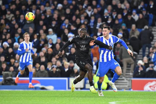 Brighton and Hove Albion v Sunderland, Premier League Brian Brobbey Forward of Sunderland and Diego Coppola Defender of Brighton and Hove Albion in action during the Premier League match between Brighton and Hove Albion and Sunderland at the American Express Stadium, Brighton and Hove, England on 20 December 2025. Brighton and Hove American Express Stadium East Sussex UK Editorial use only DataCo restrictions apply See www.football-dataco.com , Copyright: xJeffxMoodx PSI-23454-0035