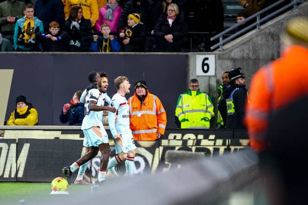 Wolverhampton Wanderers v Brentford - Premier League Brentford FC 23 Keane Lewis-Potter (right) receives congratulations for the goal during the Premier League match between Wolverhampton Wanderers and Brentford at Molineux in Wolverhampton, England, on December 20, 2025. Wolverhampton West Midlands United Kingdom  Copyright: xMIxNewsx originalFilename:fletcher-wolverha251220_npaUW.jpg