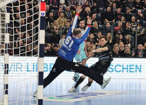 20.12.2025 - Handball - 1. Bundesliga DAIKIN HBL - Saison 2025 2026 - 18. Spieltag: HC Erlangen Metropolregion Nürnberg HCE - MT Melsungen - DaMa - xdaxmax - Laszlo Bartucz (61, MT Melsungen ) Tim Gömmel Goemmel (95, HC Erlangen HCE )