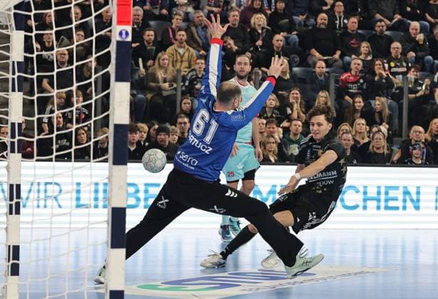 20.12.2025 - Handball - 1. Bundesliga DAIKIN HBL - Saison 2025 2026 - 18. Spieltag: HC Erlangen Metropolregion Nürnberg HCE - MT Melsungen - DaMa - xdaxmax - Laszlo Bartucz (61, MT Melsungen ) Tim Gömmel Goemmel (95, HC Erlangen HCE )