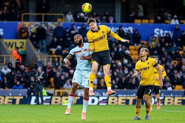 Wolverhampton Wanderers v Brentford - Premier League Wolverhampton Wanderers 9 Jorgen Strand Larsen gets a head to the ball during the Premier League match between Wolverhampton Wanderers and Brentford at Molineux in Wolverhampton, on December 20, 2025. Wolverhampton West Midlands United Kingdom  Copyright: xMIxNewsx originalFilename:fletcher-wolverha251220_np34Y.jpg