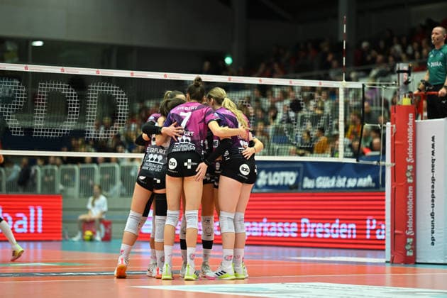 Die Mannschaft von Schwarz-Weiß Erfurt - Dresdner SC vs. Schwarz-Weiß Erfurt, 1. Volleyball Bundesliga Damen, Spielzeit 2025 2026, 20.12.2025 Dresdner SC vs. Schwarz-Weiß Erfurt, 1. Volleyball Bundesliga Damen, Spielzeit 2025 2026, 20.12.2025 Dresden Copyright: xEibner-Pressefoto xHoepnerx EP_PHR