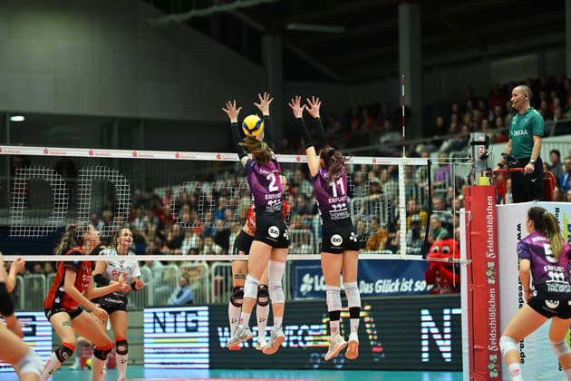 Elizabeth Sandbothe (Schwarz-Weiß Erfurt, 2) Isabel Kovacic (Schwarz-Weiß Erfurt, 11) Dresdner SC vs. Schwarz-Weiß Erfurt, 1. Volleyball Bundesliga Damen, Spielzeit 2025 2026, 20.12.2025 Dresdner SC vs. Schwarz-Weiß Erfurt, 1. Volleyball Bundesliga Damen, Spielzeit 2025 2026, 20.12.2025 Dresden Copyright: xEibner-Pressefoto xHoepnerx EP_PHR
