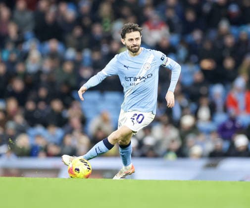 20th December 2025; Etihad Stadium, Manchester, Lancashire, England; Premier League Football, Manchester City versus West Ham United; Bernardo Silva of Manchester City on the ball  RogerxEvans