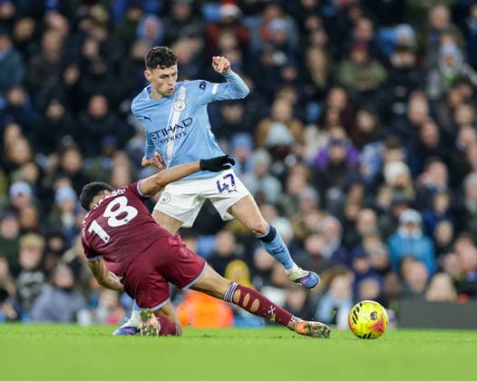 20th December 2025; Etihad Stadium, Manchester, Lancashire, England; Premier League Football, Manchester City versus West Ham United; Mateus Fernandes of West Ham United is beaten by Phil Foden of Manchester City  RogerxEvans
