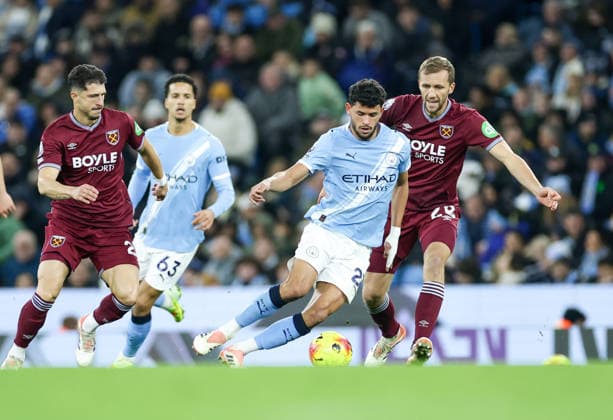 20th December 2025; Etihad Stadium, Manchester, Lancashire, England; Premier League Football, Manchester City versus West Ham United; Matheus Nunes of Manchester City tracked by Tomas Soucek of West Ham United  RogerxEvans