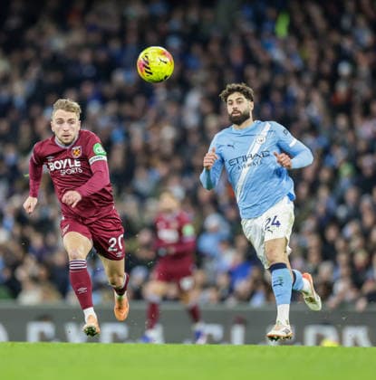 20th December 2025; Etihad Stadium, Manchester, Lancashire, England; Premier League Football, Manchester City versus West Ham United; Jarrod Bowen of West Ham United and Josko Gvardiol of Manchester City race for the ball  RogerxEvans