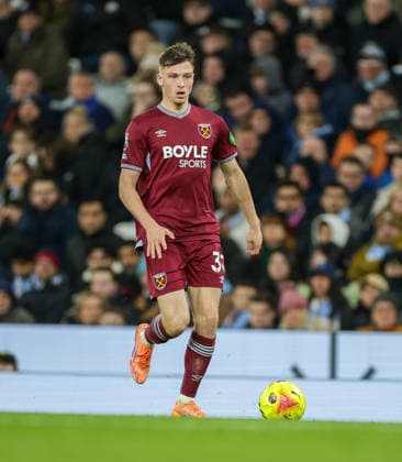 20th December 2025; Etihad Stadium, Manchester, Lancashire, England; Premier League Football, Manchester City versus West Ham United; Oliver Scarles of West Ham United on the ball  RogerxEvans