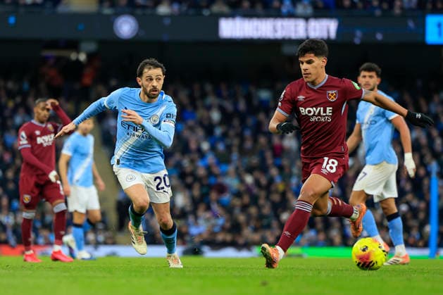 Manchester City v West Ham United Premier League 20 12 2025. Bernardo Silva (20) of Manchester City passes the ball beyond Mateus Fernandes (18) of West Ham United during the Premier League match between Manchester City and West Ham United at the Etihad Stadium, Manchester, England on 20 December 2025. Manchester Etihad Stadium Manchester England Editorial use only DataCo restrictions apply See www.football-dataco.com , Copyright: xConorxMolloyx PSI-23451-0077