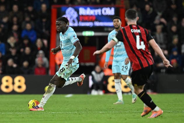Bournemouth v Burnley, Premier League Lesley Ugochukwu (8) of Burnley on the attack during the Premier League match between Bournemouth and Burnley at the Vitality Stadium, Bournemouth, UK on 20 December 2025. Bournemouth Vitality Stadium Dorset UK Editorial use only DataCo restrictions apply See www.football-dataco.com , Copyright: xGrahamxHuntx PSI-23457-0182
