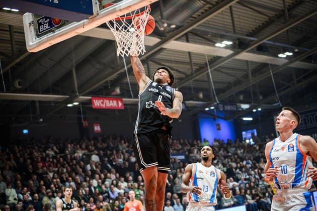 easycredit BBL Basketball Bundesliga 2025 2026 11. Spieltag 20.12.2025 Science City Jena vs BMA365 Bamberg Baskets v.li. Demarcus Demonia (Bamberg) mit dem Dunking gegen Joe Wieskamp (Jena) Sparkassen Arena