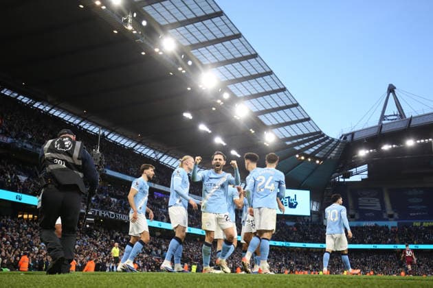 Man City v West Ham 20th December 2025, Manchester - Premier League Football - Manchester City v West Ham United - Bernardo Silva of Manchester City celebrates their 2nd goal at the Etihad Stadium - Photo: Charlotte Wilson Offside. Manchester UK Copyright: xCharlottexWilsonx xOffsidexOffside