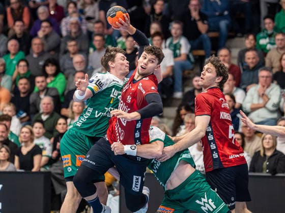 Marko Grgic (SG Flensburg-Handewitt, 17) setzt sich gegen Oskar Sunnefeldt (Frisch Auf Goeppingen, 27) und David Schmidt (Frisch Auf Goeppingen, 77) durch, Frisch Auf Goeppingen vs. SG Flensburg-Handewitt, Handball, 1. Bundesliga, Herren, Spielzeit 2025 2026, 20.12.2025, Frisch Auf Goeppingen vs. SG Flensburg-Handewitt, Handball, 1. Bundesliga, Herren, Spielzeit 2025 2026, 20.12.2025 Goeppingen Copyright: xEibner-Pressefoto MichaelxSchmidx EP_MST