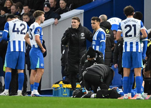 Brighton head coach Fabian Hurzeler speaks to his players during the Premier League match between Brighton and Hove Albion and Sunderland at the American Express Stadium, Brighton UK - Saturday 20th December 2025 Brighton v Sunderland Premier League Football, Amex Stadium, Sussex, UK - 20 Dec 2025Brighton Amex Stadium Sussex United Kingdom Editorial use only. No merchandising. For Football images FA and Premier League restrictions apply inc. no internet mobile usage without FAPL license - for details contact Football Dataco  Copyright: xLizxFinlayson TPI Shutterstockx 16159610aj