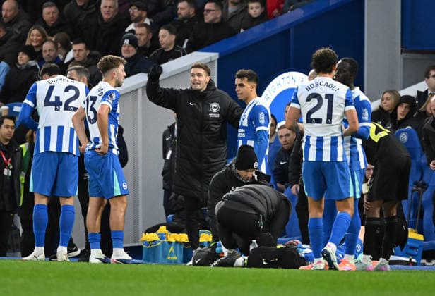 Brighton head coach Fabian Hurzeler speaks to his players during the Premier League match between Brighton and Hove Albion and Sunderland at the American Express Stadium, Brighton UK - Saturday 20th December 2025 Brighton v Sunderland Premier League Football, Amex Stadium, Sussex, UK - 20 Dec 2025Brighton Amex Stadium Sussex United Kingdom Editorial use only. No merchandising. For Football images FA and Premier League restrictions apply inc. no internet mobile usage without FAPL license - for details contact Football Dataco  Copyright: xLizxFinlayson TPI Shutterstockx 16159610am
