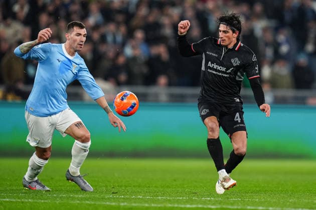 SS Lazio v US Cremonese - Serie A Enilive Tommaso Barbieri of US Cremonese and Alessio Romagnoli of SS Lazio compete for the ball during the serie Serie A Enilive match between SS Lazio and US Cremonese at Olimpico on December 20, 2025 in Rome, Italy Rome Stadio Olimpico Lazio Italy Copyright: xGiuseppexMaffiax 251220_SerieA_Lazio-Cremonese_00350