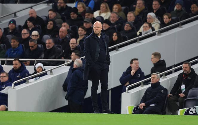 Tottenham Hotspur v Liverpool Premier League 20 12 2025. Liverpool Manager Arne Slot looks over his side during the Premier League match between Tottenham Hotspur and Liverpool at Tottenham Hotspur Stadium, London, United Kingdom on 20 December 2025. London Tottenham Hotspur Stadium London United Kingdom Editorial use only DataCo restrictions apply See www.football-dataco.com , Copyright: xChrisxFoxwellx PSI-23445-0013