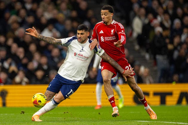 Football - FA Premier League - Tottenham Hotspur FC v Liverpool FC LONDON, ENGLAND - Saturday, December 20, 2025: Liverpool s Hugo Ekitike is challenged by Tottenham Hotspur s captain Cristian Romero (L) during the FA Premier League match between Tottenham Hotspur FC and Liverpool FC at the Tottenham Hotspur Stadium. (Photo by David Rawcliffe Propaganda) LONDON Tottenham Hotspur Stadium GREATER LONDON ENGLAND  Copyright: xDavidxRawcliffex P2025-12-20-Tottenham_Liverpool-36