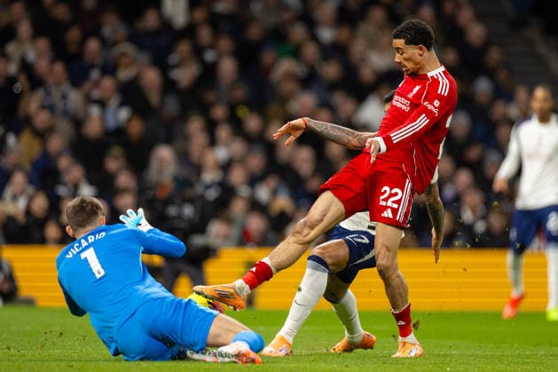 Football - FA Premier League - Tottenham Hotspur FC v Liverpool FC LONDON, ENGLAND - Saturday, December 20, 2025: Liverpool s Hugo Ekitike s sees his shot saved by Tottenham Hotspur s goalkeeper Guglielmo Vicario (L) during the FA Premier League match between Tottenham Hotspur FC and Liverpool FC at the Tottenham Hotspur Stadium. (Photo by David Rawcliffe Propaganda) LONDON Tottenham Hotspur Stadium GREATER LONDON ENGLAND  Copyright: xDavidxRawcliffex P2025-12-20-Tottenham_Liverpool-37