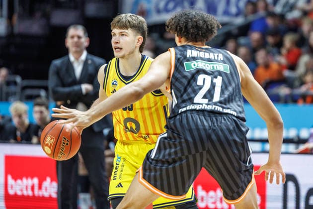 20.12.25, Berlin, Basketball, 1. Bundesliga, easyCredit BBL, Hauptrunde, 11.Spieltag, Uber Arena: ALBA BERLIN - ratiopharm Ulm. Bennet Hundt (ALBA Berlin) kaempft gegen Alec Anigbata (ratiopharm Ulm) um den Ball. ALBA BERLIN - ratiopharm Ulm