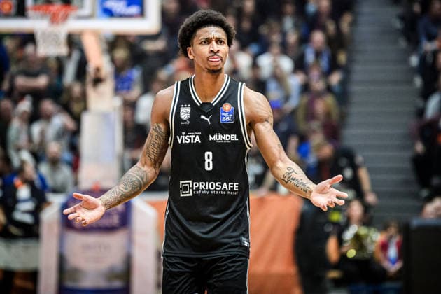 easycredit BBL Basketball Bundesliga 2025 2026 11. Spieltag 20.12.2025 Science City Jena vs BMA365 Bamberg Baskets Demarcus Demonia (Bamberg), Portrait, Zunge raus, Arme ausgebreitet Sparkassen Arena