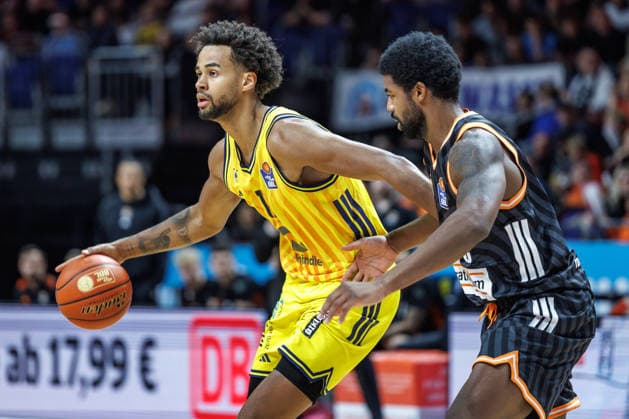 20.12.25, Berlin, Basketball, 1. Bundesliga, easyCredit BBL, Hauptrunde, 11.Spieltag, Uber Arena: ALBA BERLIN - ratiopharm Ulm. Norris Agbakoko (ALBA Berlin) kaempft gegen Namori Omog (ratiopharm Ulm) um den Ball. ALBA BERLIN - ratiopharm Ulm
