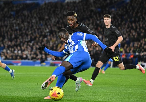 Yankuba Minteh of Brighton shields the ball from Simon Adingra of Sunderland during the Premier League match between Brighton and Hove Albion and Sunderland at the American Express Stadium, Brighton UK - Saturday 20th December 2025 Brighton v Sunderland Premier League Football, Amex Stadium, Sussex, UK - 20 Dec 2025Brighton Amex Stadium Sussex United Kingdom Editorial use only. No merchandising. For Football images FA and Premier League restrictions apply inc. no internet mobile usage without FAPL license - for details contact Football Dataco  Copyright: xLizxFinlayson TPI Shutterstockx 16159610at