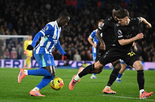 Yankuba Minteh of Brighton looks to find a way through the Sunderland defence during the Premier League match between Brighton and Hove Albion and Sunderland at the American Express Stadium, Brighton UK - Saturday 20th December 2025 Brighton v Sunderland Premier League Football, Amex Stadium, Sussex, UK - 20 Dec 2025Brighton Amex Stadium Sussex United Kingdom Editorial use only. No merchandising. For Football images FA and Premier League restrictions apply inc. no internet mobile usage without FAPL license - for details contact Football Dataco  Copyright: xLizxFinlayson TPI Shutterstockx 16159610ar