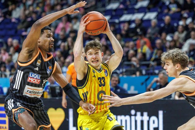 20.12.25, Berlin, Basketball, 1. Bundesliga, easyCredit BBL, Hauptrunde, 11.Spieltag, Uber Arena: ALBA BERLIN - ratiopharm Ulm. Bennet Hundt (ALBA Berlin) kaempft gegen Justin Simon (ratiopharm Ulm) um den Ball. ALBA BERLIN - ratiopharm Ulm