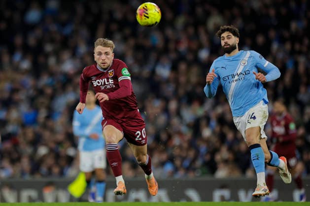 Manchester City v West Ham United Premier League 20 12 2025. Jarrod Bowen (20) of West Ham United runs with the ball watched by Josko Gvardiol (24) of Manchester City during the Premier League match between Manchester City and West Ham United at the Etihad Stadium, Manchester, England on 20 December 2025. Manchester Etihad Stadium Manchester England Editorial use only DataCo restrictions apply See www.football-dataco.com , Copyright: xConorxMolloyx PSI-23451-0085