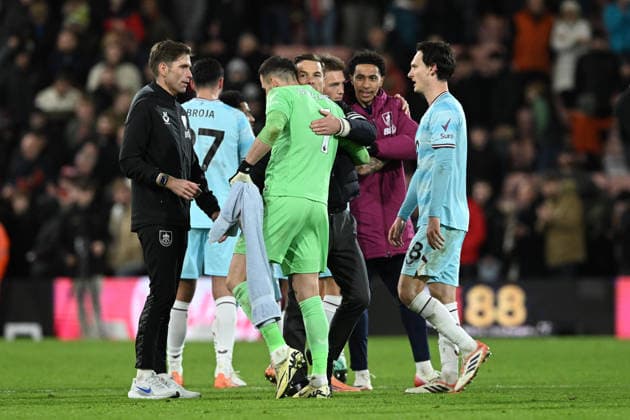 Bournemouth v Burnley, Premier League Burnley manager Scott Parker hugs Martin Dubravka (1) of Burnley at full time during the Premier League match between Bournemouth and Burnley at the Vitality Stadium, Bournemouth, UK on 20 December 2025. Bournemouth Vitality Stadium Dorset UK Editorial use only DataCo restrictions apply See www.football-dataco.com , Copyright: xGrahamxHuntx PSI-23457-0197