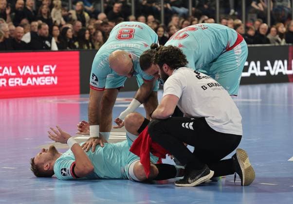 20.12.2025 - Handball - 1. Bundesliga DAIKIN HBL - Saison 2025 2026 - 18. Spieltag: HC Erlangen Metropolregion Nürnberg HCE - MT Melsungen - DaMa - xdaxmax - David Mandic (7, MT Melsungen ) mit Schmerzen Verletzung verletzt am Boden